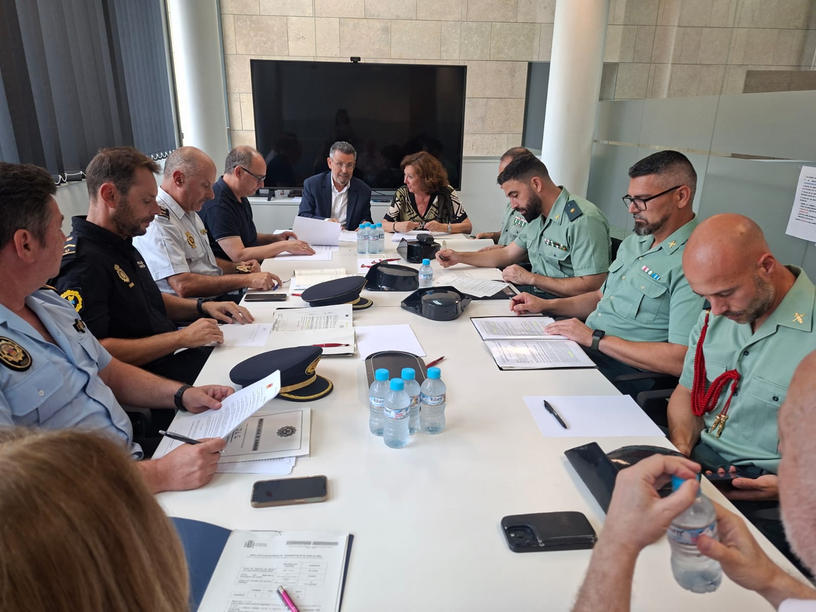 La Junta Local de Seguridad de Almoradí destaca la coordinación entre cuerpos policiales y refuerza los dispositivos de vigilancia La Junta Local de Seguridad de Almoradí destaca la coordinación entre cuerpos policiales y refuerza los dispositivos de vigilancia