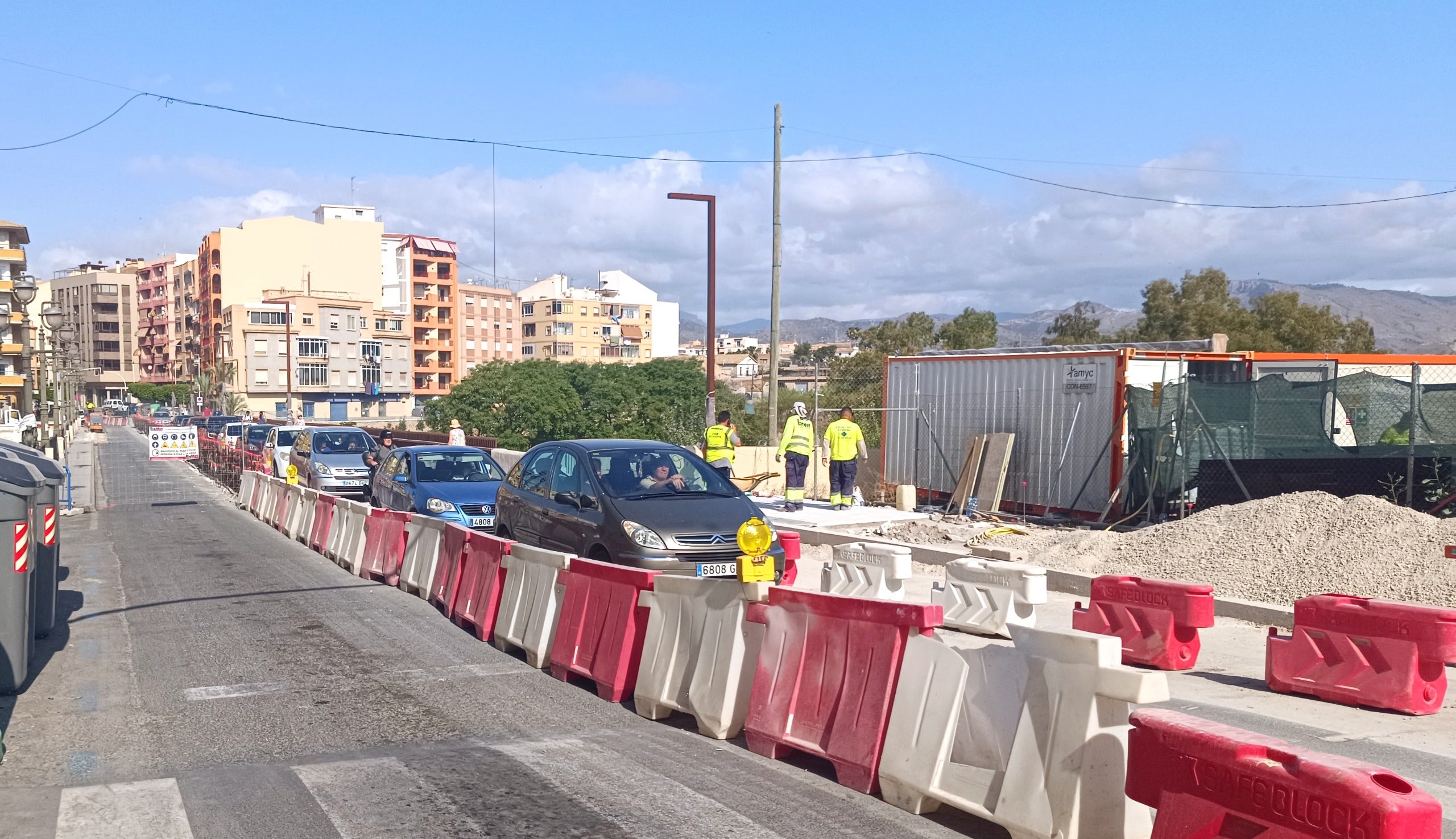 Villajoyosa anuncia el cambio en el carril de vehículos y el paso de peatones al margen contrario con motivo de las obras del puente sobre el Amadorio Villajoyosa anuncia el cambio en el carril de vehículos y el paso de peatones al margen contrario con motivo de las obras del puente sobre el Amadorio