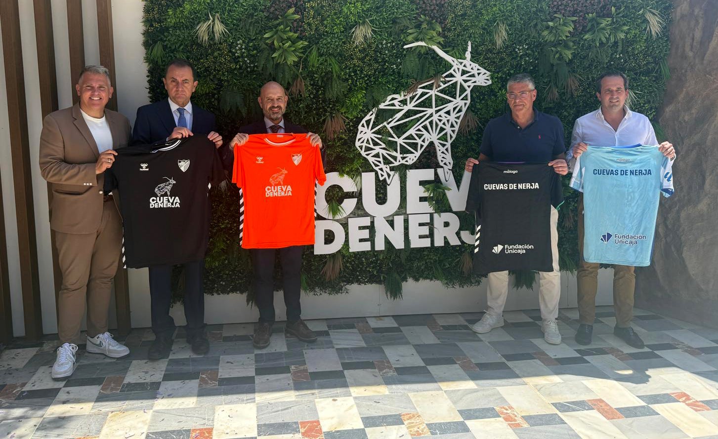 El presidente de la Fundación Cueva de Nerja recibe al equipo Genuine de la Fundación Málaga CF en su visita a la cavidad El presidente de la Fundación Cueva de Nerja recibe al equipo Genuine de la Fundación Málaga CF en su visita a la cavidad