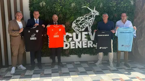 El presidente de la Fundación Cueva de Nerja recibe al equipo Genuine de la Fundación Málaga CF en su visita a la cavidad El presidente de la Fundación Cueva de Nerja recibe al equipo Genuine de la Fundación Málaga CF en su visita a la cavidad