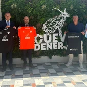 El presidente de la Fundación Cueva de Nerja recibe al equipo Genuine de la Fundación Málaga CF en su visita a la cavidad El presidente de la Fundación Cueva de Nerja recibe al equipo Genuine de la Fundación Málaga CF en su visita a la cavidad