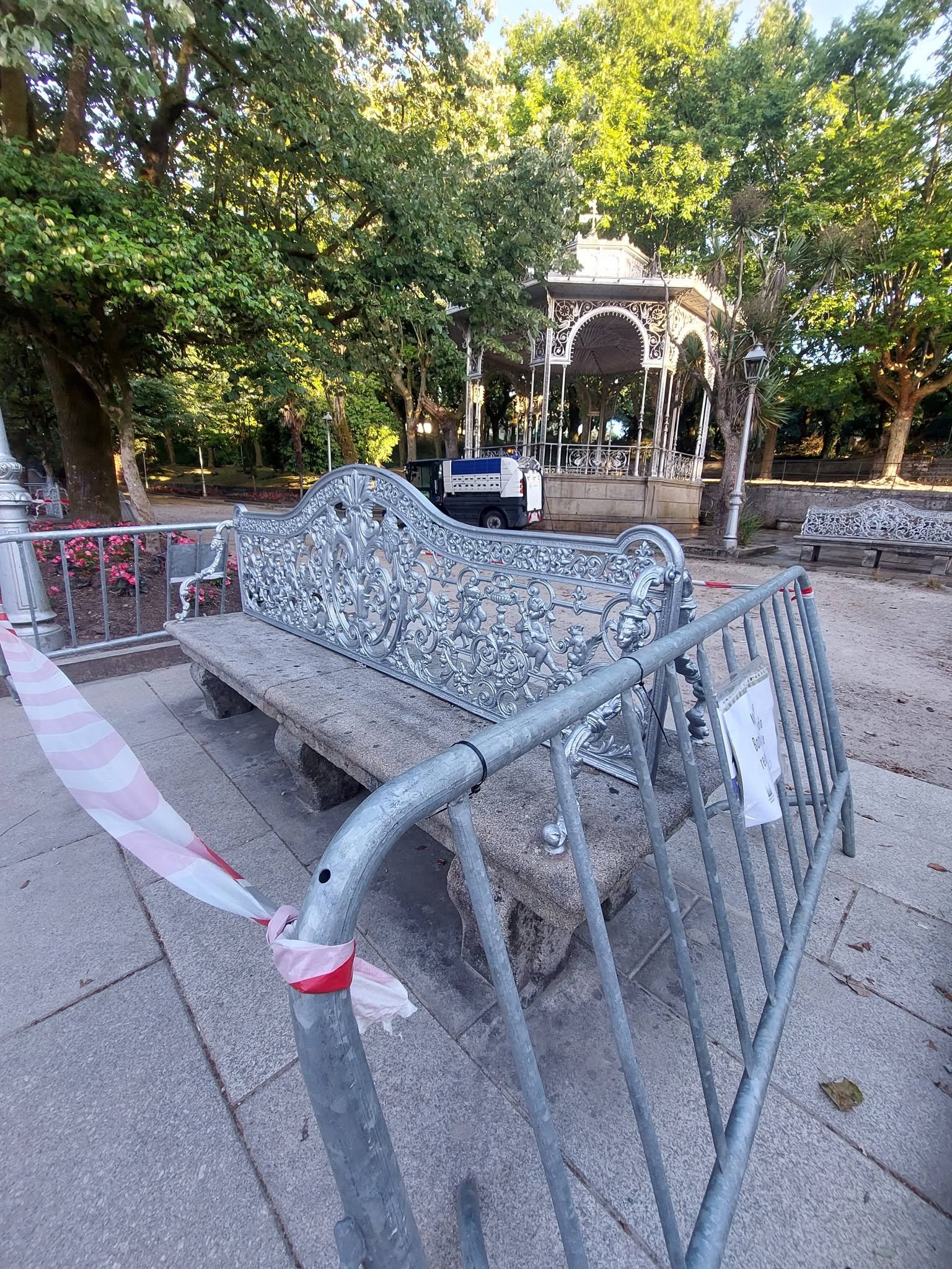 El concello de Santiago pinta los bancos históricos de Sargadelos en el paseo central de la Alameda e instala paneles informativos El concello de Santiago pinta los bancos históricos de Sargadelos en el paseo central de la Alameda e instala paneles informativos