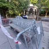 El concello de Santiago pinta los bancos históricos de Sargadelos en el paseo central de la Alameda e instala paneles informativos El concello de Santiago pinta los bancos históricos de Sargadelos en el paseo central de la Alameda e instala paneles informativos