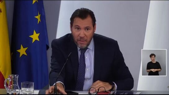  La respuesta de Puente sobre si "hay peligro" en los trenes españoles tras la bendición de uno por parte de los obispos que acompañan al Papa