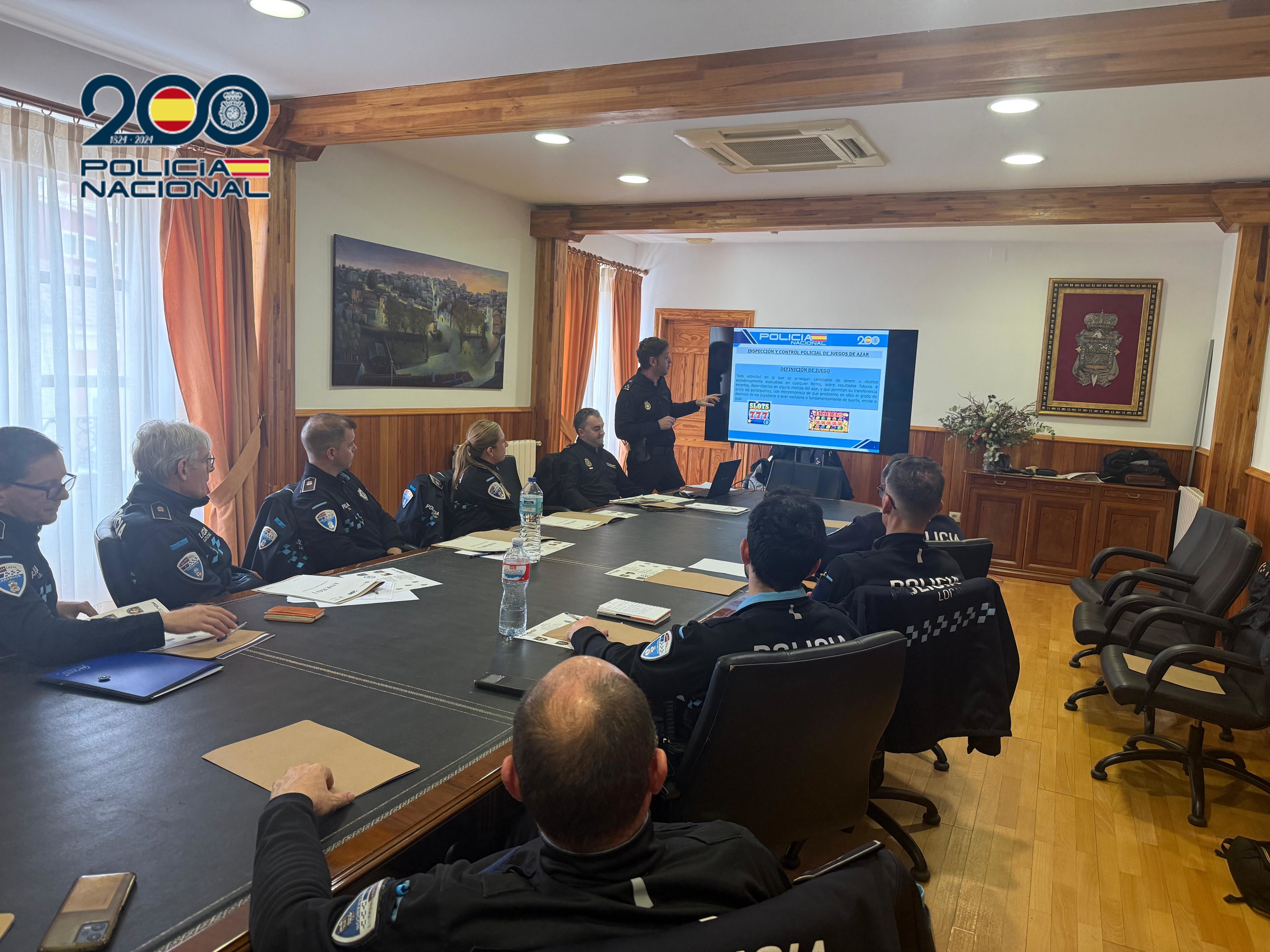 La Policía Nacional ha impartido durante este año formación a agentes de Policía Local de 65 municipios de Castilla-La Mancha La Policía Nacional ha impartido durante este año formación a agentes de Policía Local de 65 municipios de Castilla-La Mancha