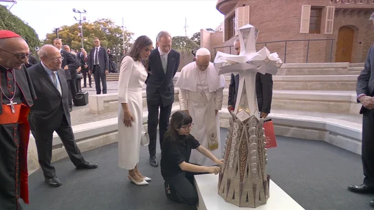 Valentina le enseña al papa y a los Reyes la Torre de Jesús Valentina, una niña invidente, emociona al papa León XIV y a los Reyes al enseñarles la Torre de Jesús: "La describes mejor que nosotros"
