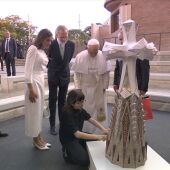 Valentina le enseña al papa y a los Reyes la Torre de Jesús