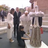 Valentina le enseña al papa y a los Reyes la Torre de Jesús Valentina le enseña al papa y a los Reyes la Torre de Jesús
