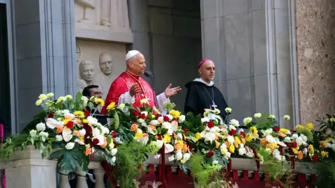 El Papa dirigint-se als fidels des del balcó de l'abadia de Montserrat El Papa dirigint-se als fidels des del balcó de l'abadia de Montserrat