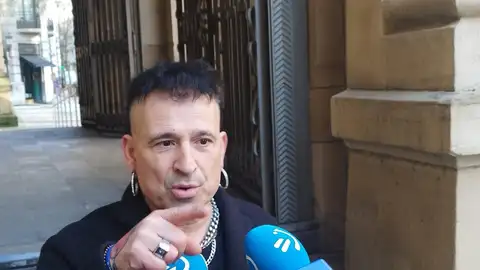 El profesor de Irun condenado atiende a los medios El profesor de Irun condenado atiende a los medios