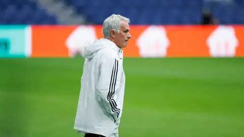 El Benfica confirma que el Real Madrid pagará 15 millones por Mourinho El Benfica confirma que el Real Madrid pagará 15 millones por Mourinho