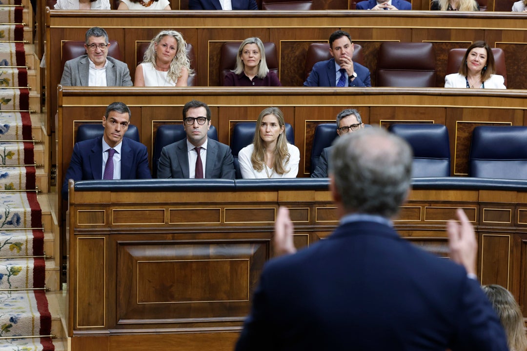 El presidente del Gobierno, Pedro Sánchez, escucha la intervención del líder del PP, Alberto Núñez Feijóo El presidente del Gobierno, Pedro Sánchez, escucha la intervención del líder del PP, Alberto Núñez Feijóo