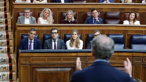 El presidente del Gobierno, Pedro Sánchez, escucha la intervención del líder del PP, Alberto Núñez Feijóo El presidente del Gobierno, Pedro Sánchez, escucha la intervención del líder del PP/ EFE/Chema Moya Alberto Núñez Feijóo