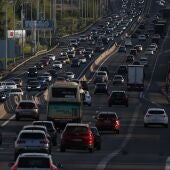 Varapalo a los dispositivos 'foto-línea' de la DGT: una jueza anula una multa a un conductor que cruzó la línea continua y sienta "un importante precedente"