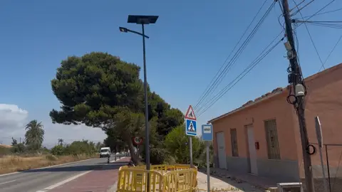Una de las farolas solares instaladas por el Ayuntamiento de Elche en el camino que une La Marina con el camping. Una de las farolas solares instaladas por el Ayuntamiento de Elche en el camino que une La Marina con el camping.