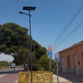 Una de las farolas solares instaladas por el Ayuntamiento de Elche en el camino que une La Marina con el camping. Una de las farolas solares instaladas por el Ayuntamiento de Elche en el camino que une La Marina con el camping.