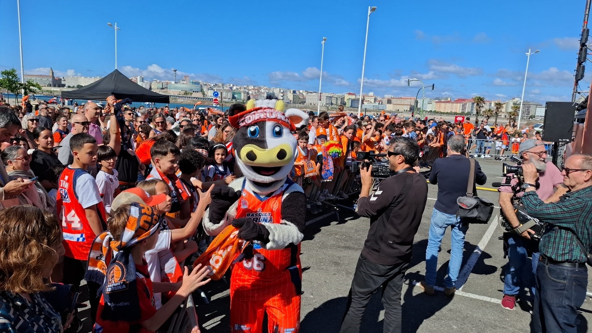 Afición y jugadores celebran el ascenso del Leyma Basquet Coruña, María Pita ya luce los colores del Liceo ante la final contra Igualada Afición y jugadores celebran el ascenso del Leyma Basquet Coruña, María Pita ya luce los colores del Liceo ante la final contra Igualada