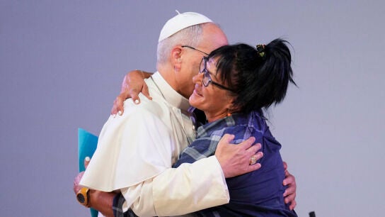 Una reclusa abraza a Le&oacute;n XIV en la c&aacute;rcel de Brians 1/ EFE/Alejandro Garc&iacute;a