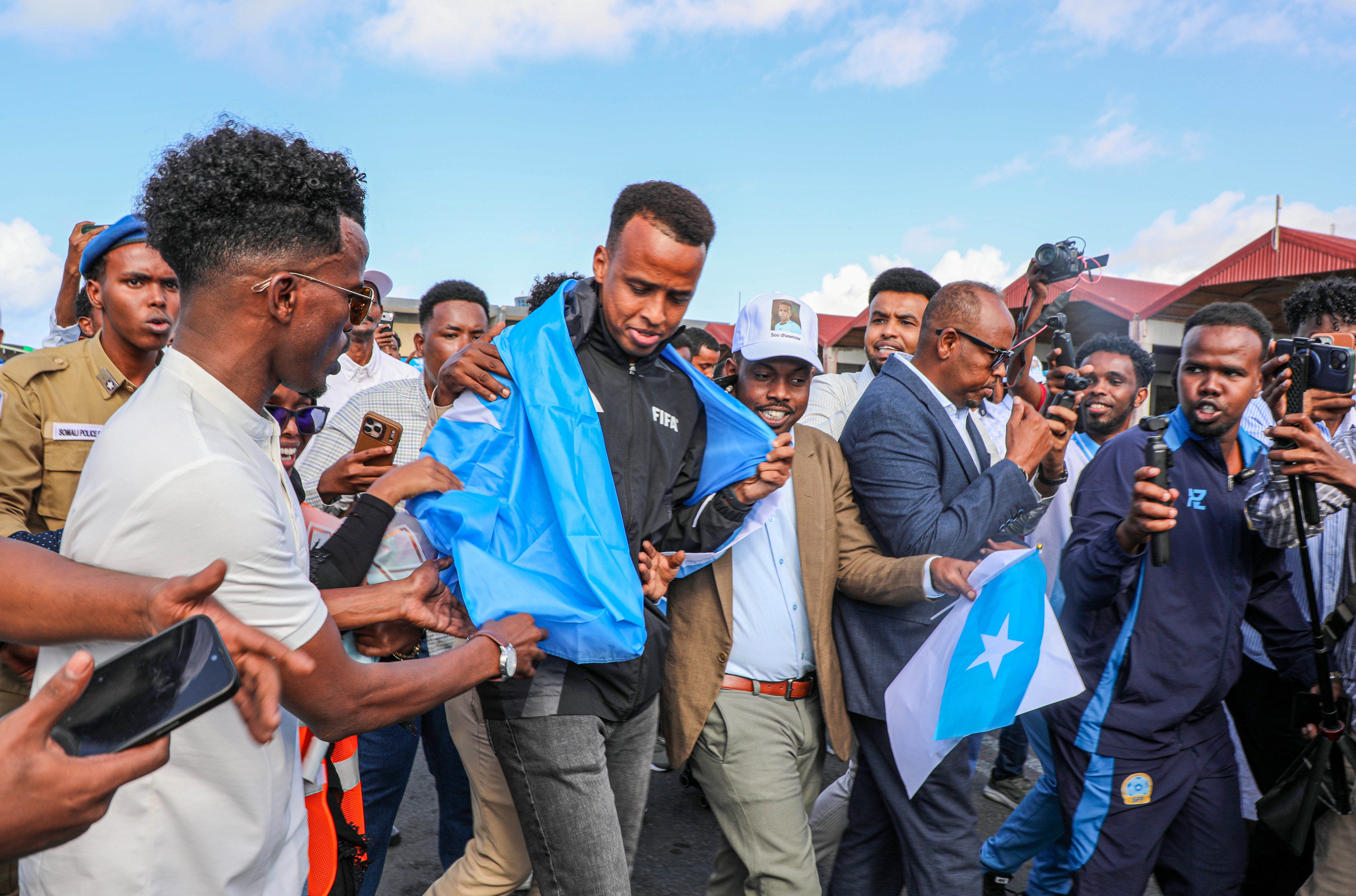 El árbitro somalí vetado del Mundial es recibido como un héroe en su país: "Continuaré trabajando duro y haré historia" El árbitro somalí vetado del Mundial es recibido como un héroe en su país: "Continuaré trabajando duro y haré historia"