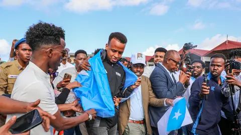 El árbitro somalí vetado del Mundial es recibido como un héroe en su país: "Continuaré trabajando duro y haré historia" El árbitro somalí vetado del Mundial es recibido como un héroe en su país: "Continuaré trabajando duro y haré historia"