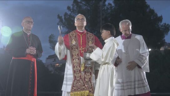 El papa León XIV bendice la Torre de Jesús de la Sagrada Familia