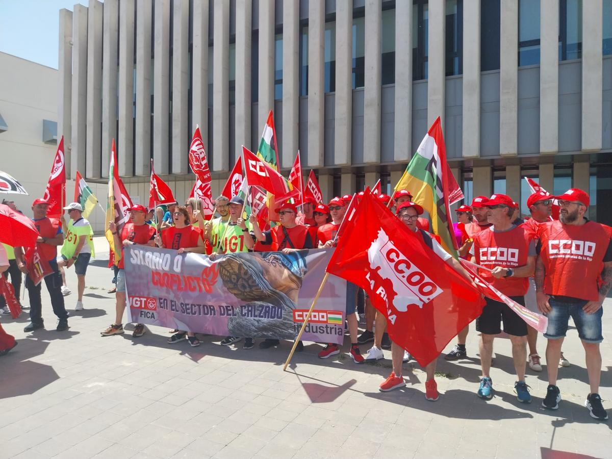 CCOO y UGT advierten de huelga en las empresas de calzado si no se cierra un acuerdo en torno al convenio del sector CCOO y UGT advierten de huelga en las empresas de calzado si no se cierra un acuerdo en torno al convenio del sector