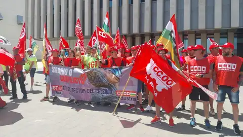 Representantes de las secciones de calzado de CCOO y UGT en una concentración. Representantes de las secciones de calzado de CCOO y UGT en una concentración.