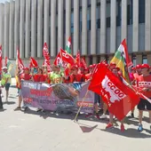 Representantes de las secciones de calzado de CCOO y UGT en una concentración. Representantes de las secciones de calzado de CCOO y UGT en una concentración.