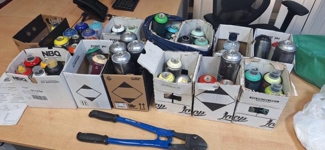 La Policía Local de El Campello requisa a dos jóvenes decenas de pintura en aerosol para hacer grafitis La Policía Local de El Campello requisa a dos jóvenes decenas de pintura en aerosol para hacer grafitis