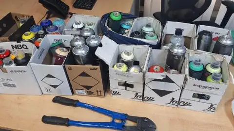 Imagen de unos 40 botes de pintura requisados a los jóvenes y las cizallas Imagen de unos 40 botes de pintura requisados a los jóvenes y las cizallas