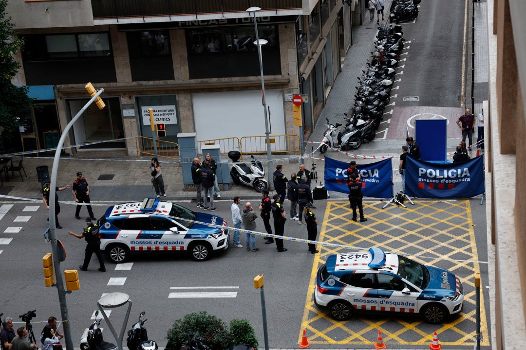 Agentes de los Mossos d'Esquadra junto en la calle Balmes, en el distrito de Sarrià-Sant Gervasi de Barcelona Agentes de los Mossos d'Esquadra junto en la calle Balmes, en el distrito de Sarrià-Sant Gervasi de Barcelona