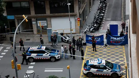 Agentes de los Mossos d'Esquadra junto en la calle Balmes, en el distrito de Sarrià-Sant Gervasi de Barcelona Agentes de los Mossos d'Esquadra junto en la calle Balmes, en el distrito de Sarrià-Sant Gervasi de Barcelona/ EFE/ Alberto Estevez