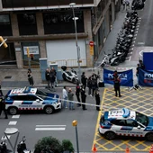 Agentes de los Mossos d'Esquadra junto en la calle Balmes, en el distrito de Sarrià-Sant Gervasi de Barcelona/ EFE/ Alberto Estevez Agentes de los Mossos d'Esquadra junto en la calle Balmes, en el distrito de Sarrià-Sant Gervasi de Barcelona/ EFE/ Alberto Estevez