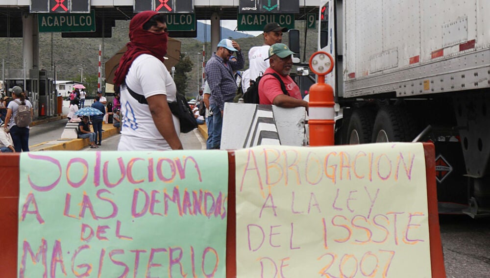 Miembros de la CNTE se toman un peaje como parte de sus movilizaciones