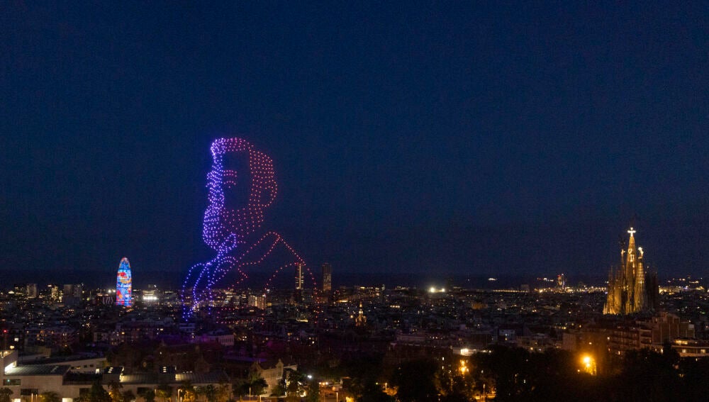 El rostro de Gaudí dibujado en el cielo con drones
