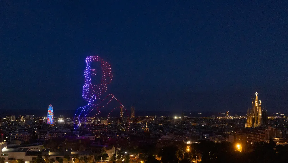 El rostro de Gaudí dibujado en el cielo con drones El rostro de Gaudí dibujado en el cielo con drones