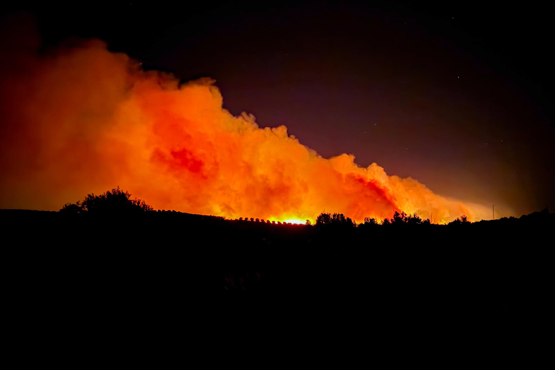 Más de 100 vecinos desalojados por un incendio en Villanueva de los Castillejos (Huelva) que ha obligado a desplegar la UME Más de 100 vecinos desalojados por un incendio en Villanueva de los Castillejos (Huelva) que ha obligado a desplegar la UME