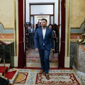 El portavoz de ERC, Gabriel Rufián, llega al hemiciclo para asistir a la sesión de control al Gobierno, este miércoles en el Congreso. El portavoz de ERC, Gabriel Rufián, llega al hemiciclo para asistir a la sesión de control al Gobierno, este miércoles en el Congreso.