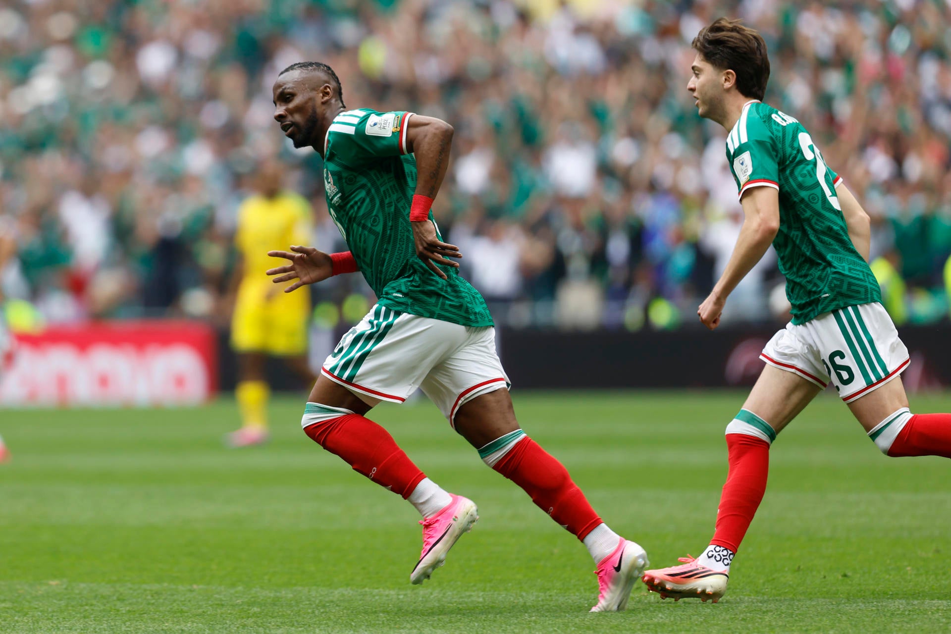 Julián Quiñones (i) de México celebra un gol este jueves, durante un partido del grupo A del Mundial de la FIFA 2026 entre México y Sudáfrica Julián Quiñones (i) de México celebra un gol este jueves, durante un partido del grupo A del Mundial de la FIFA 2026 entre México y Sudáfrica