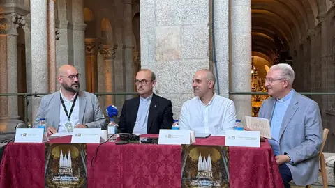 Las obras de Bach para órgano sonarán en la Catedral de Santiago de la mano del organista de la Sagrada Familia Juan de la Rubia en un proyecto bianual Las obras de Bach para órgano sonarán en la Catedral de Santiago de la mano del organista de la Sagrada Familia Juan de la Rubia en un proyecto bianual