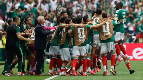 Julián Quiñones (d) de México celebra un gol este jueves, durante un partido del grupo A del Mundial de la FIFA 2026 entre México y Sudáfrica Julián Quiñones (d) de México celebra un gol este jueves, durante un partido del grupo A del Mundial de la FIFA 2026 entre México y Sudáfrica