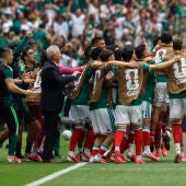Julián Quiñones (d) de México celebra un gol este jueves, durante un partido del grupo A del Mundial de la FIFA 2026 entre México y Sudáfrica 