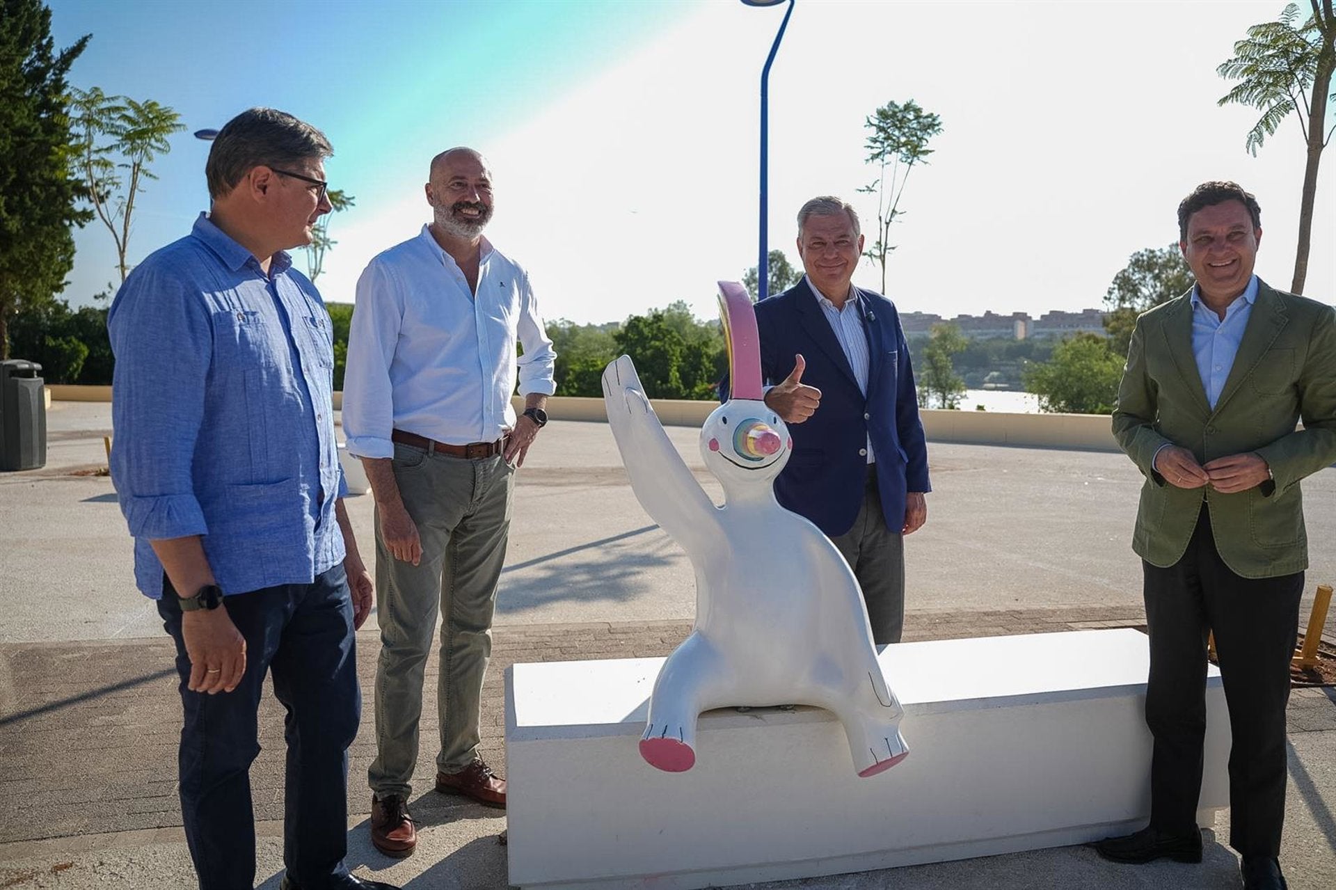 La Puerta de la Barqueta ya ha terminado su remodelación y contará con una estatua de Curro La Puerta de la Barqueta ya ha terminado su remodelación y contará con una estatua de Curro