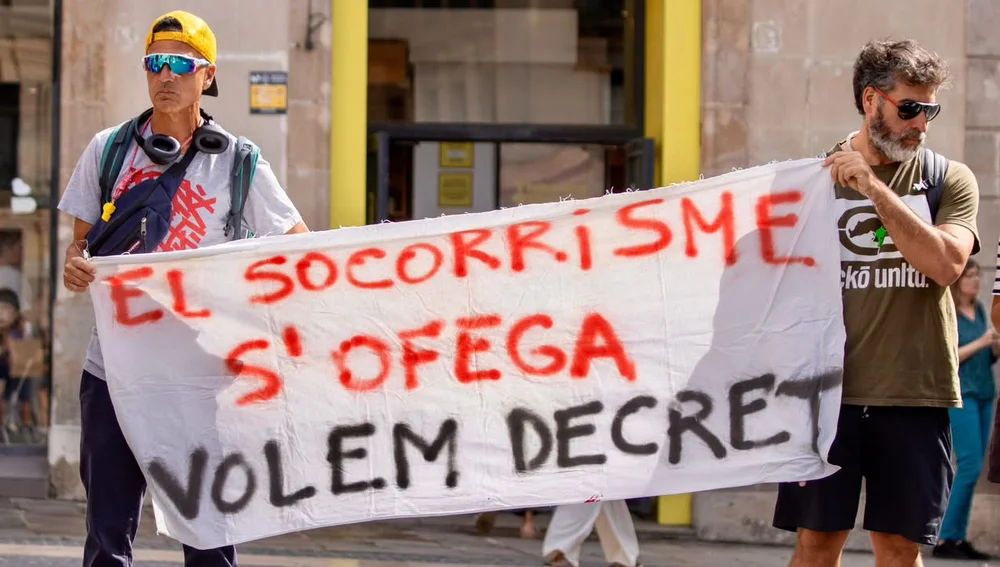 Dos integrants de la plataforma 'SOS Socorristes' a la manifestació que s'ha portat a terme a la plaça de Sant Jaume de Barcelona Dos integrants de la plataforma 'SOS Socorristes' a la manifestació que s'ha portat a terme a la plaça de Sant Jaume de Barcelona