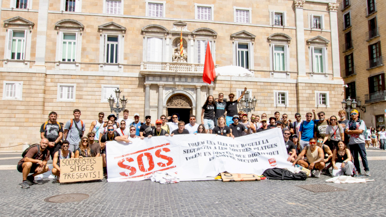 Els integrants de la plataforma 'SOS Socorristes' s'han manifestat a la plaça de Sant Jaume de Barcelona per denunciar la precarietat que pateixen Els integrants de la plataforma 'SOS Socorristes' s'han manifestat a la plaça de Sant Jaume de Barcelona per denunciar la precarietat que pateixen