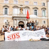 Els integrants de la plataforma 'SOS Socorristes' s'han manifestat a la plaça de Sant Jaume de Barcelona per denunciar la precarietat que pateixen