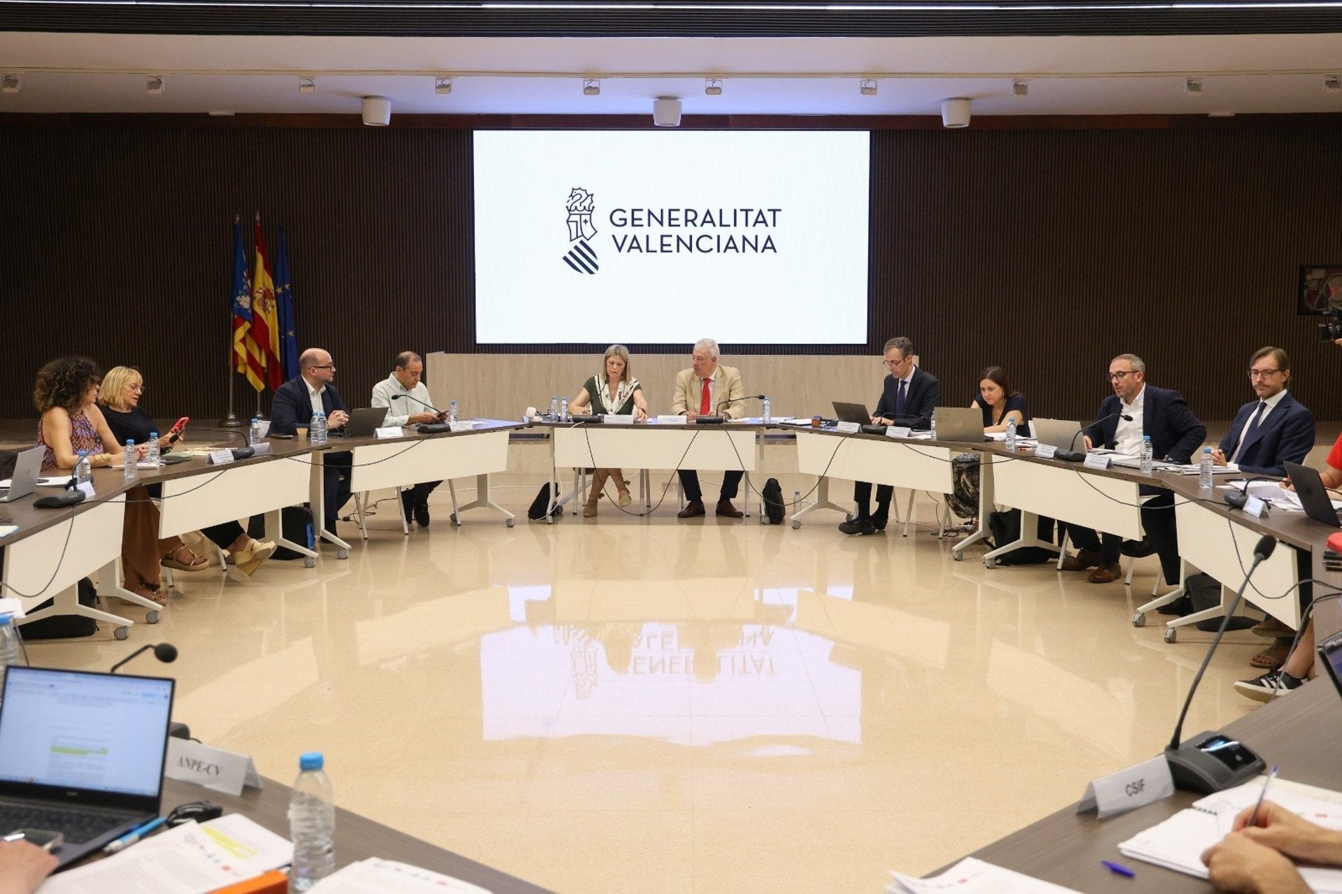 Educación y sindicatos abren nuevo "capítulo" en la negociación con mesas sectoriales tras suspenderse la huelga indefinida Educación y sindicatos abren nuevo "capítulo" en la negociación con mesas sectoriales tras suspenderse la huelga indefinida