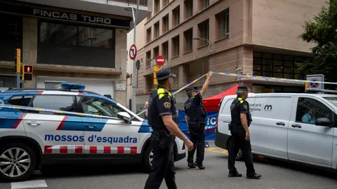 Imágenes de los Mossos d'Esquadra trabajando en la escena del crimen de la calle Balmes. Imágenes de los Mossos d'Esquadra trabajando en la escena del crimen de la calle Balmes.