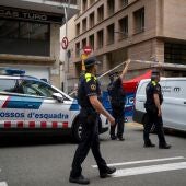 Imágenes de los Mossos d'Esquadra trabajando en la escena del crimen de la calle Balmes.