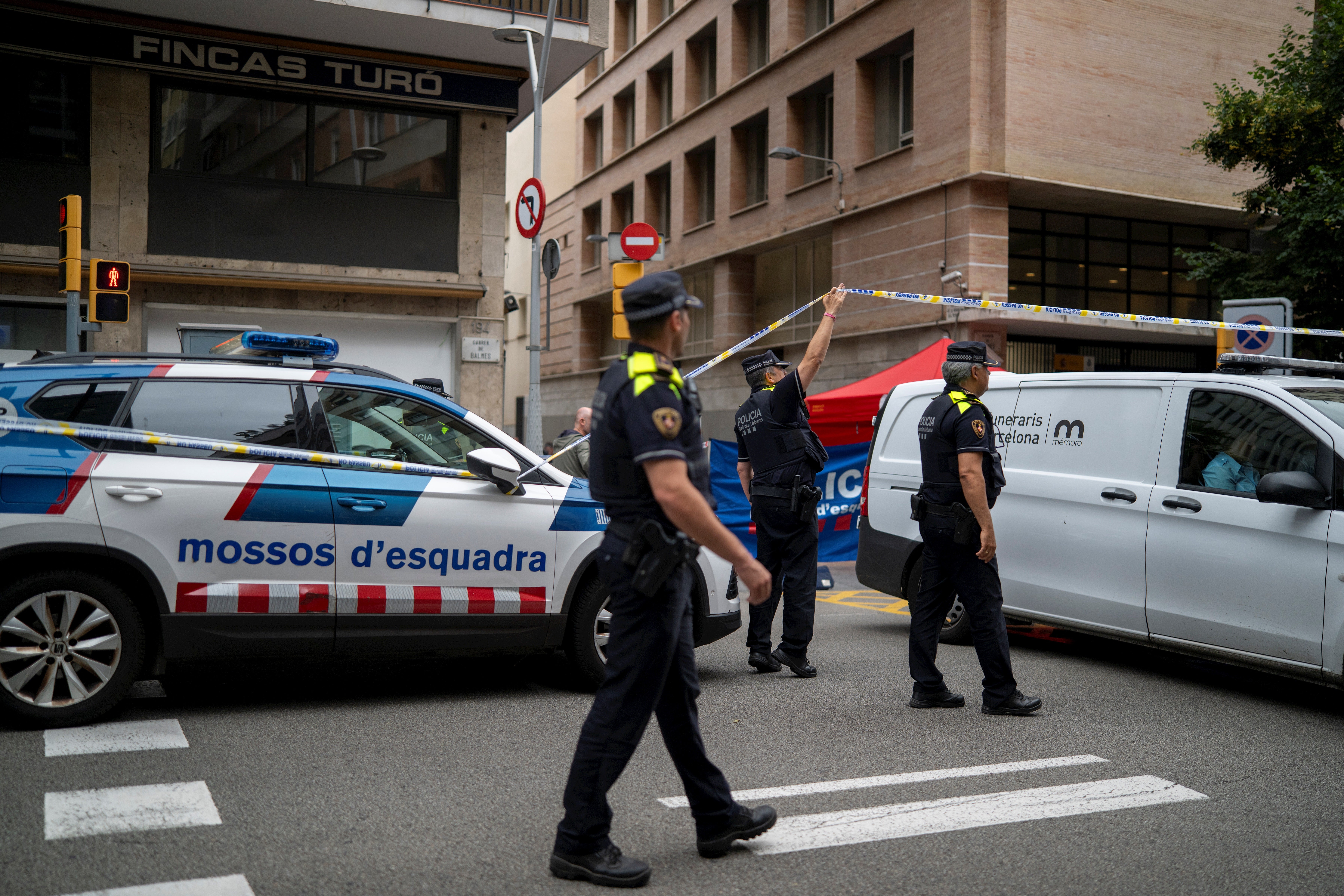 Imágenes de los Mossos d'Esquadra trabajando en la escena del crimen de la calle Balmes. Imágenes de los Mossos d'Esquadra trabajando en la escena del crimen de la calle Balmes.